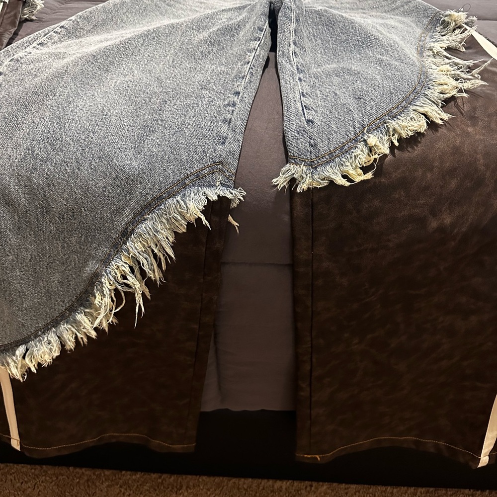 Frayed Denim jeans with faux leather brown detail.
